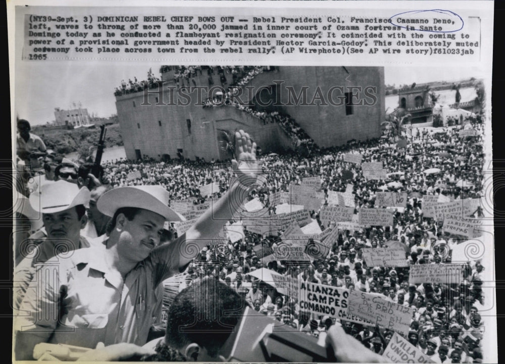 1965 Press Photo Rebel President Col. Francisco Caamano Deno waves to throng - Historic Images