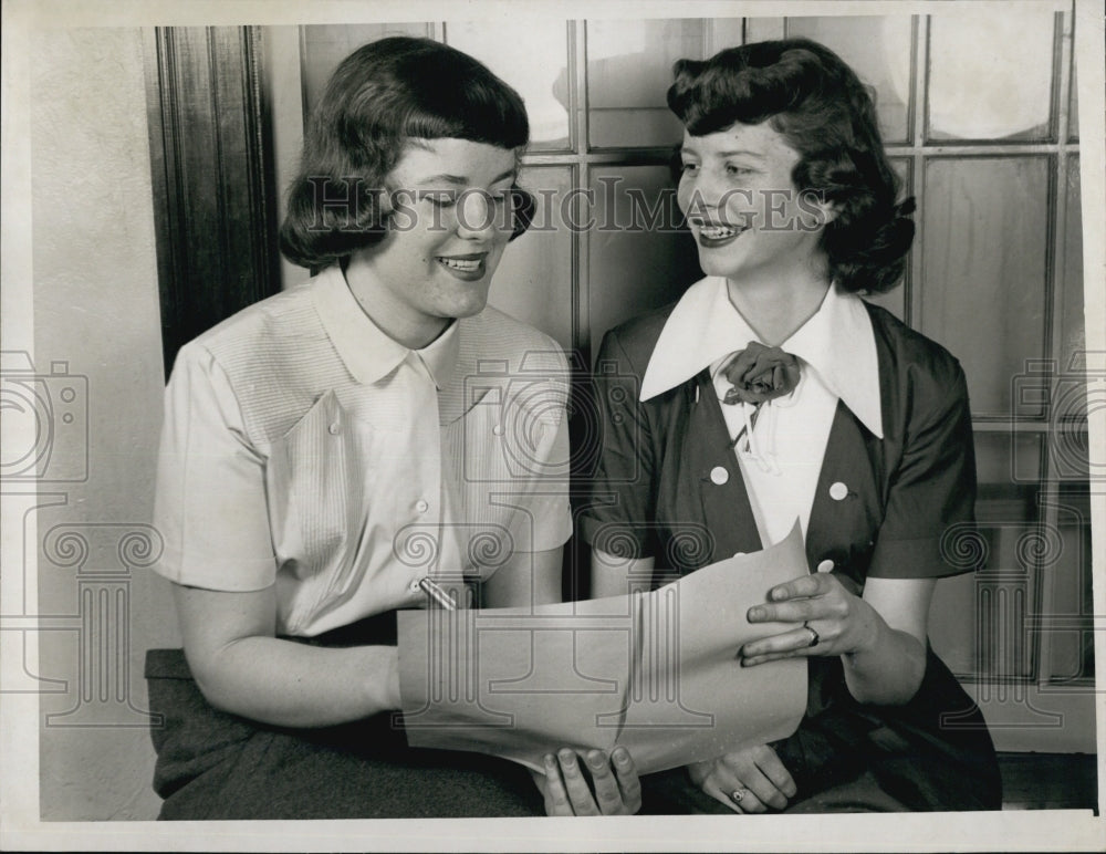 1951 Press Photo Barbara Dennehy and Mary Jane Rogers - Historic Images