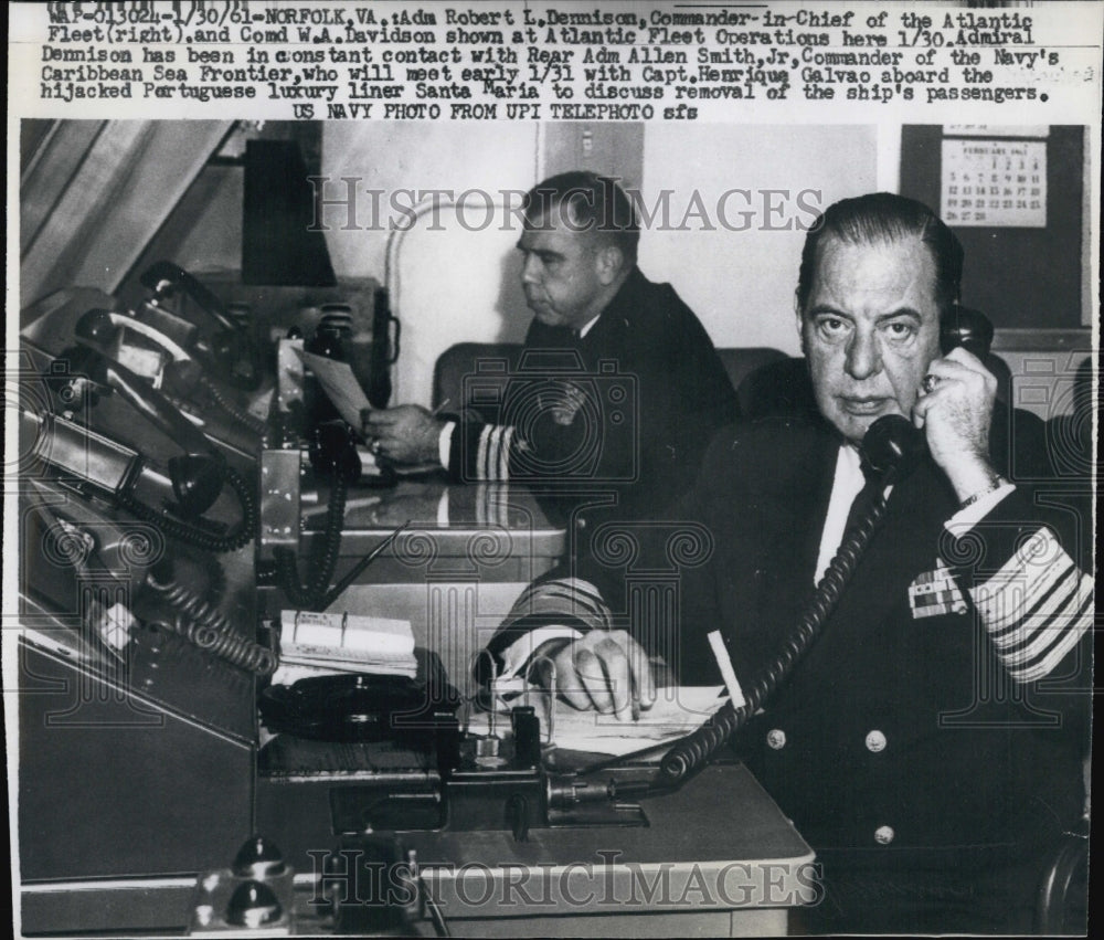 1961 Press Photo Adm. Robert Dennison and Comd. W. Davidson - Historic Images