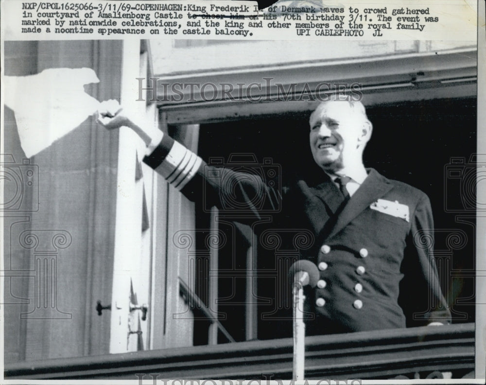 1969 Press Photo King Frederik of Denmark waves to crowd - Historic Images