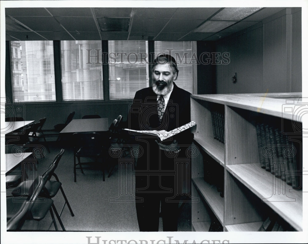 1994 Press Photo Rabbi Ira Korff at Zviller Chapel school - Historic Images