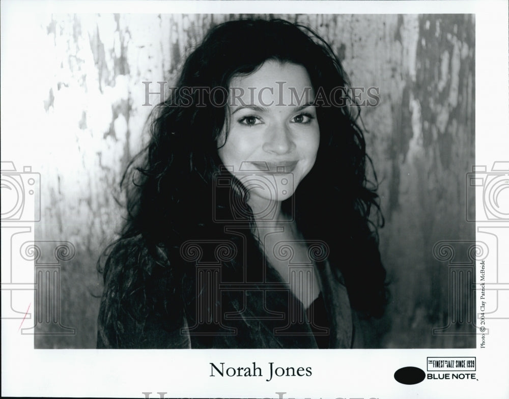 2004 Press Photo Norah Jones on Blue Note records - Historic Images