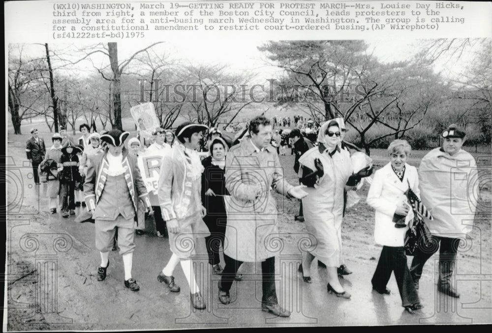 1975 Press Photo Louise day Hicks leads protestors in Boston - Historic Images