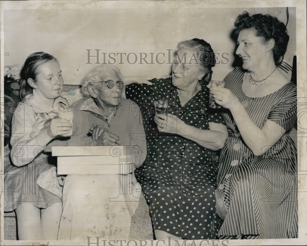 1962 Press Photo Mrs. Mary Hogan, age 97, Mrs. Bertha Estgate, Mrs. C. Halliday - Historic Images