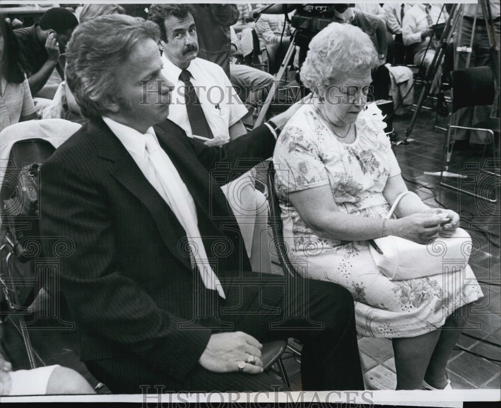 Press Photo Arthur Hogan and his mother Margaret Hogan hold tears of pride - Historic Images