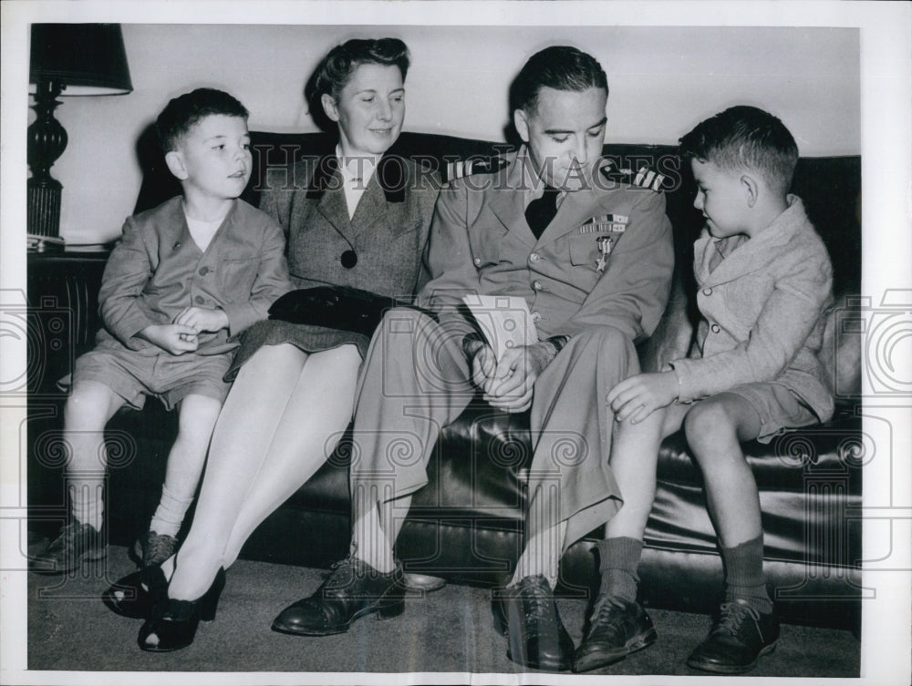 1943 Press Photo Commander Bartholomew W. Hogan explains the Navy Silver Medal - Historic Images