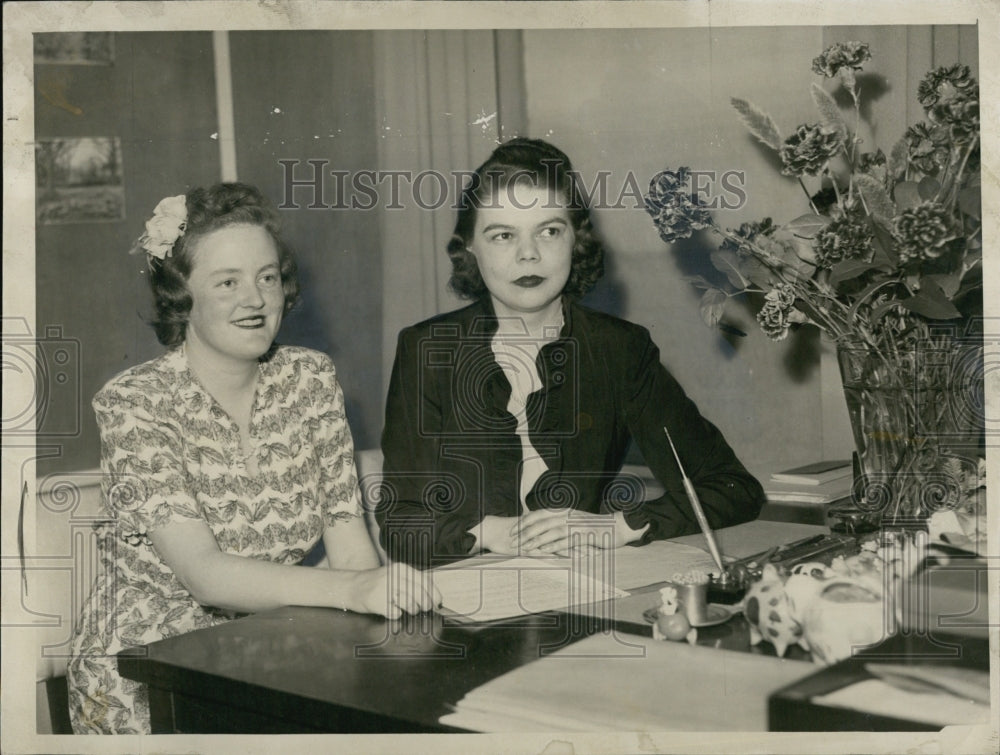 1945 Press Photo Junior League members Mrs NC Hoffman &amp; Patricia Spencer - Historic Images