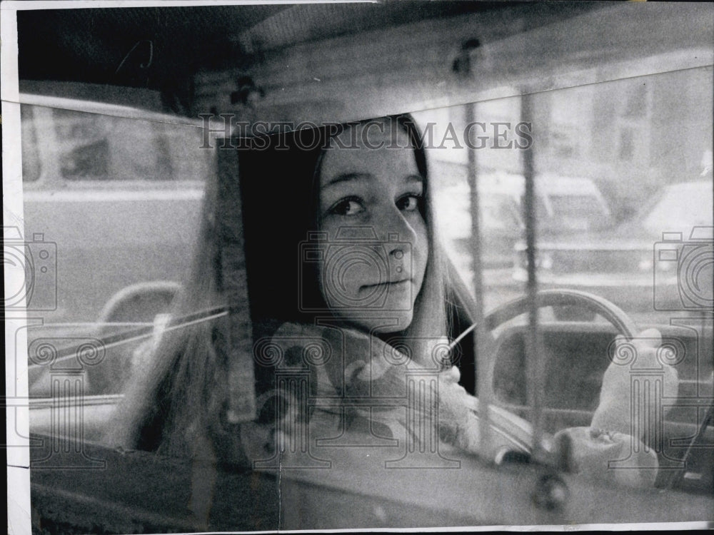 1970 Press Photo Taxi driver Kathy Hogan in her cab - Historic Images