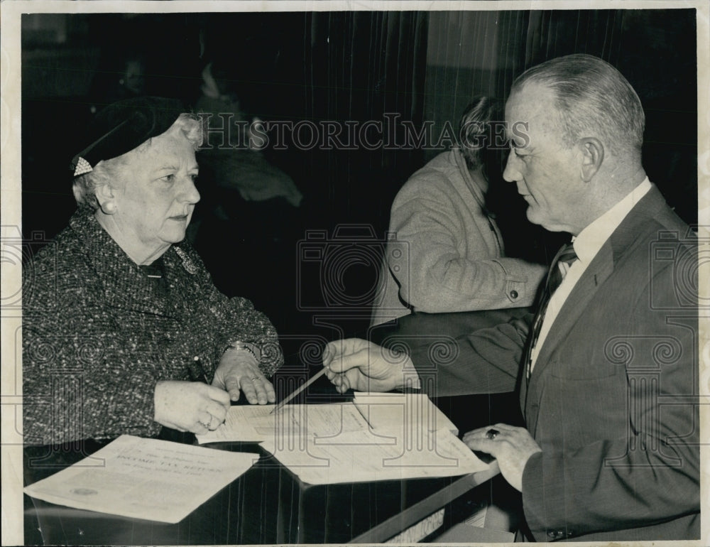 1962 Press Photo Mrs. Mary Lyons and Emmett Higgins - Historic Images