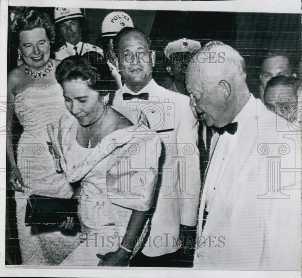 1960 Press Photo President Eisenhower welcomes Philippines President, Mrs.Garcia - Historic Images