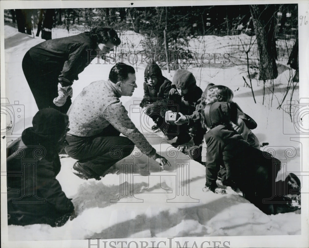 1958 Press Photo Dean GK Makechine &amp; children at Boston U - Historic Images