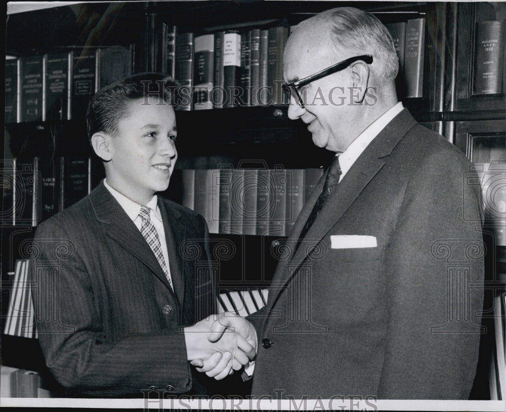 1959 Press Photo James H McGffigan &amp; newsboy Fred Hennessey - Historic Images