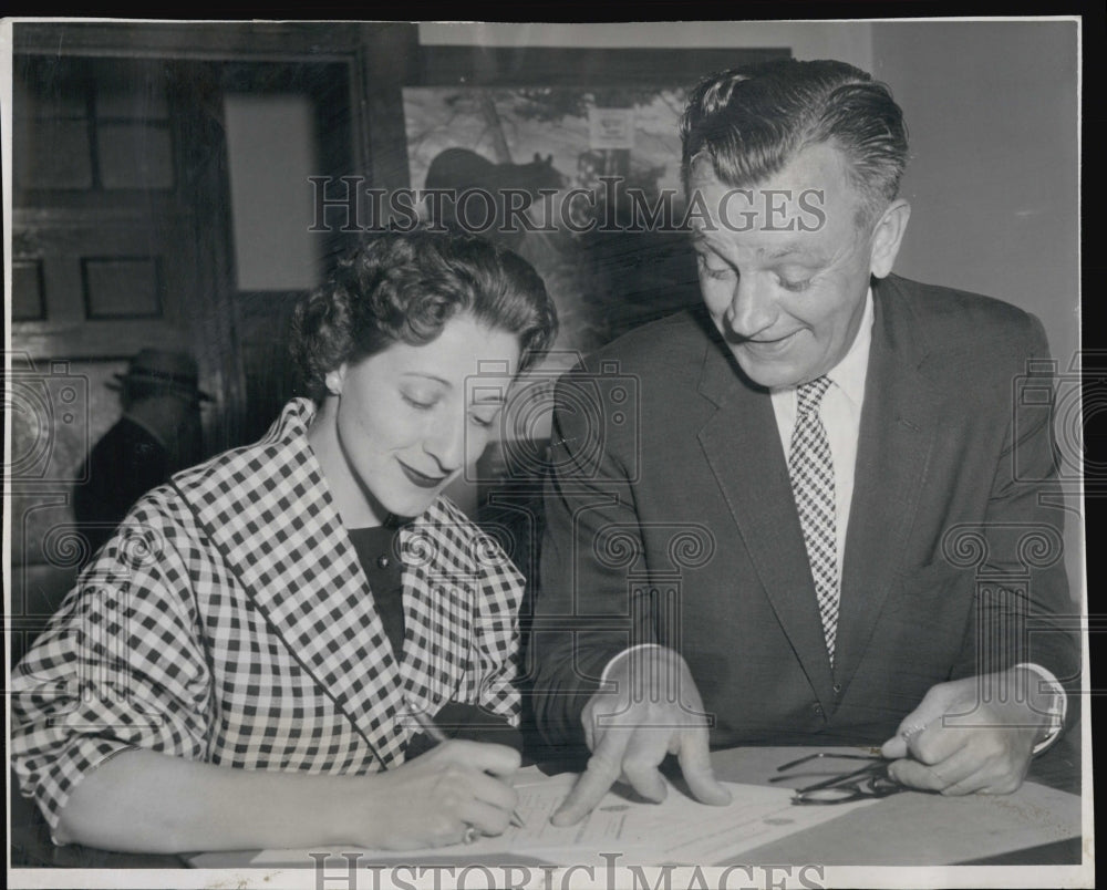 1957 Press Photo Officer Mike Hennessey and bride-to-be - Historic Images