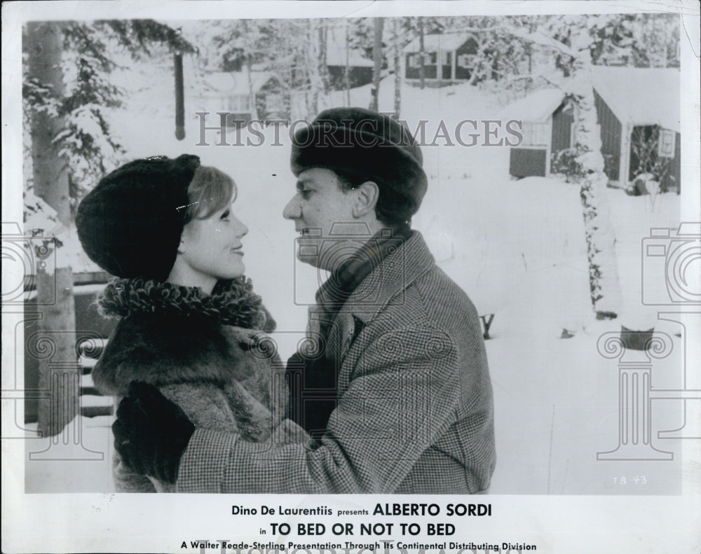 1963 Press Photo Alberto Sordi and Gunilla Elm-Tornquist &quot;To Bed or Not to Bed&quot; - Historic Images