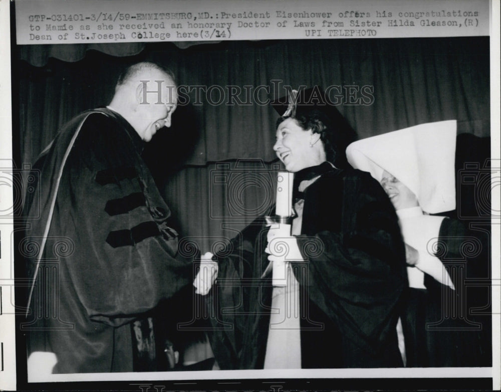 1959 Press Photo U.S Pres.Eisenhower congratulates wife Mamie. - Historic Images