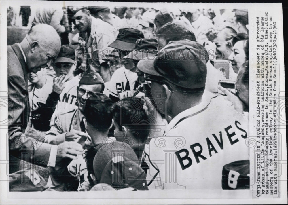 1960 Press Photo Pres. Eisenhower surrounded by Little Leaguers - Historic Images