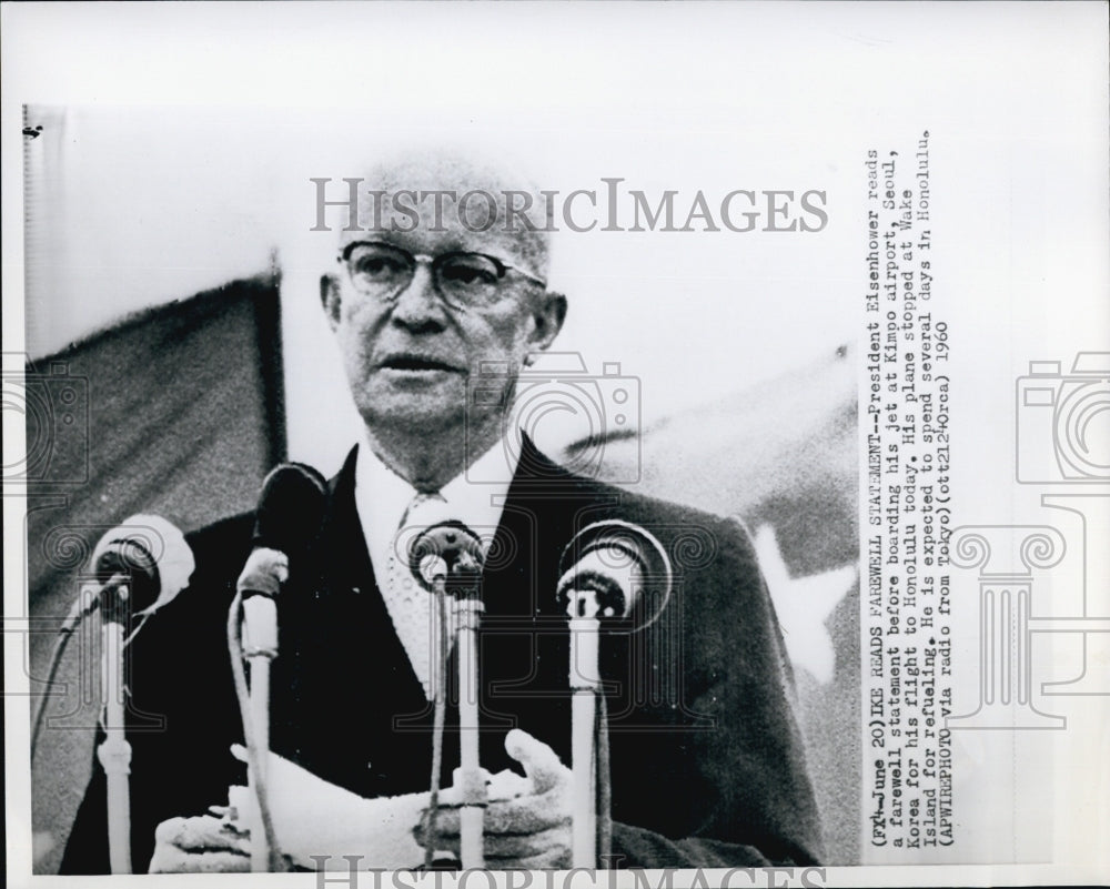 1960 Press Photo President Eisenhower reads farewell statement at Seoul - Historic Images