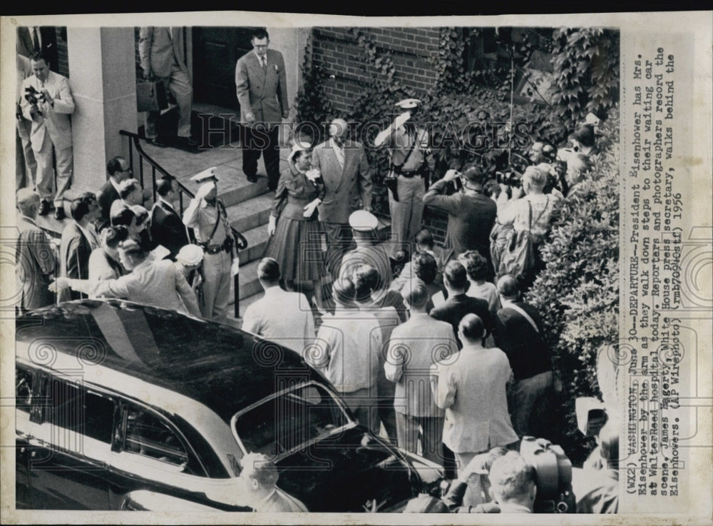 1956 Press Photo President Dwight Eisenhower &amp; Mrs Eisenhower Leaving Hospital - Historic Images