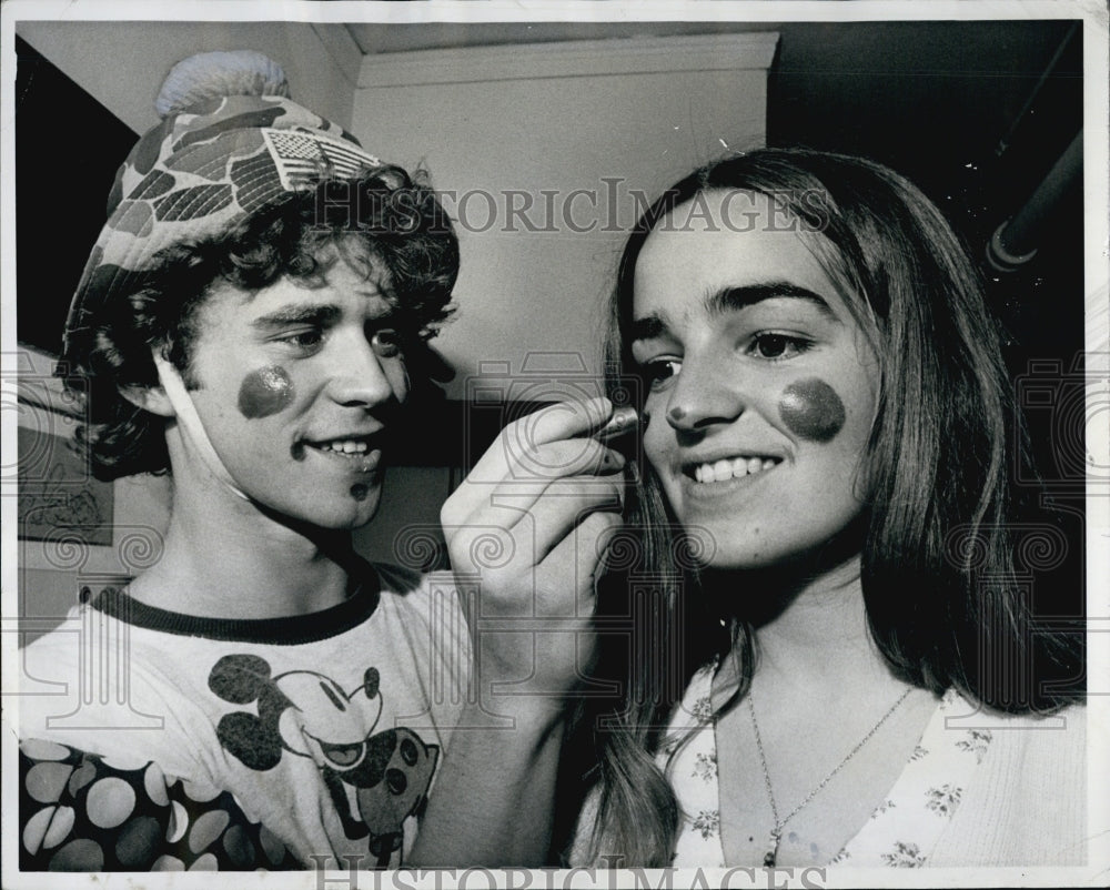 1973 Gary Imhoff Of Godspell Cast Applies Makeup to Paula Ovellette - Historic Images