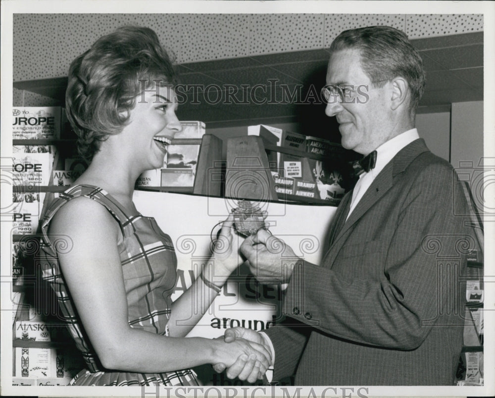 1960 Press Photo Carina Verbeck,Miss Univerese candidate &amp; RS Kretschmar - Historic Images