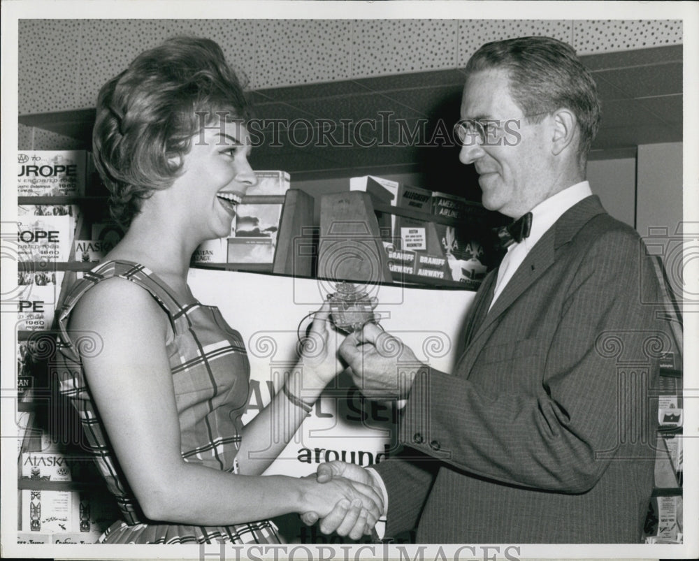1960 Press Photo Carina Verbeck,Miss Univerese candidate & RS Kretschmar - Historic Images