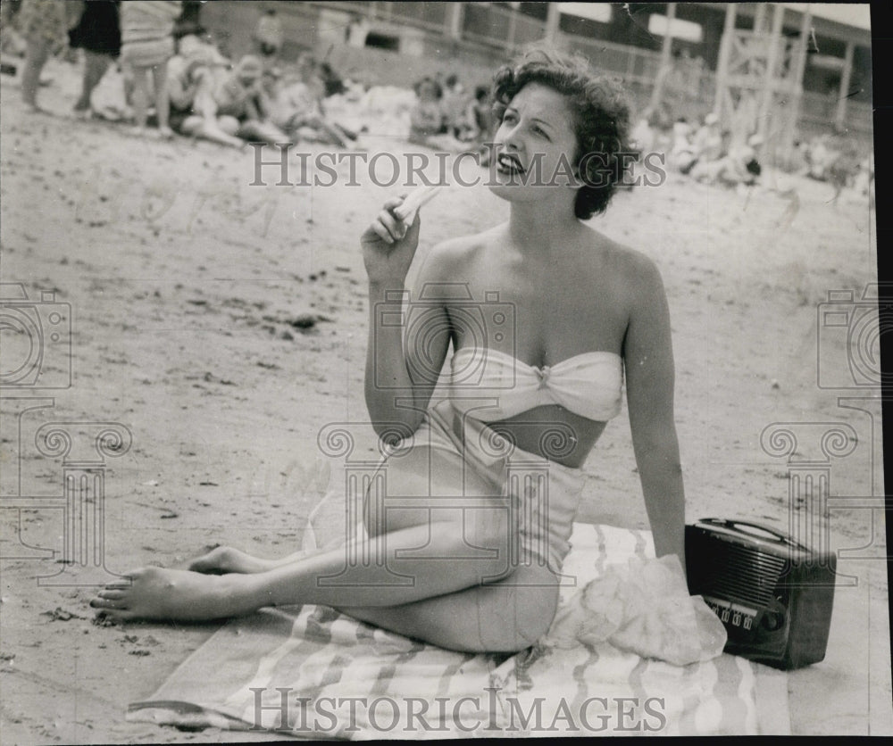 Press Photo Mary De Jony at the beach - Historic Images