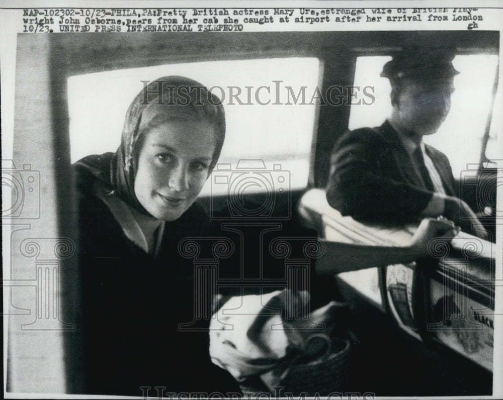 1961 Press Photo Actress Mary Ure in a Taxi Cab - Historic Images