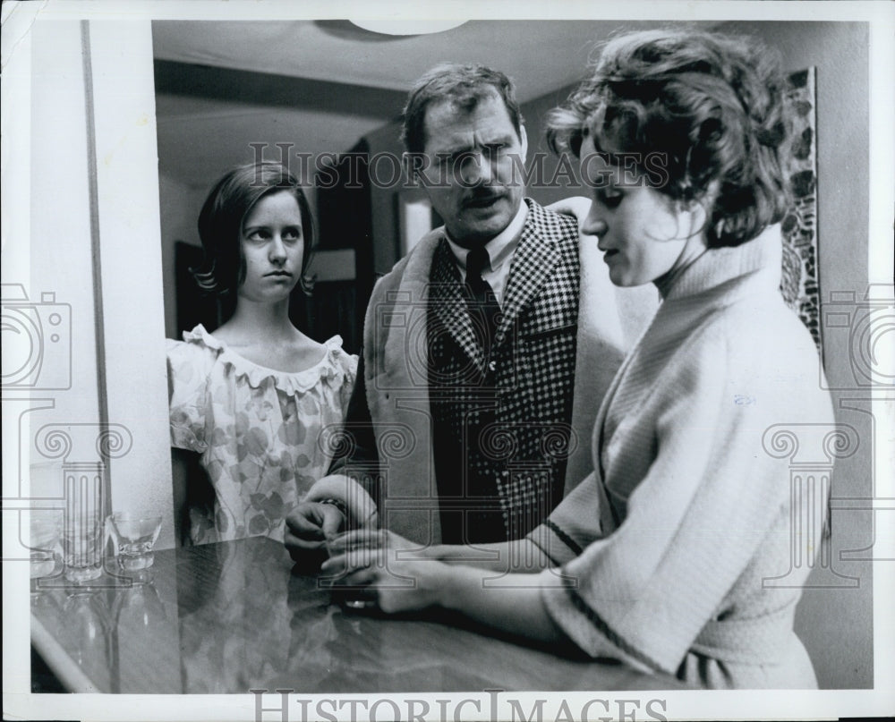 1964 Press Photo Libby McClintock Robert Shaw Mary Ure The Luck of Ginger Coffey - Historic Images