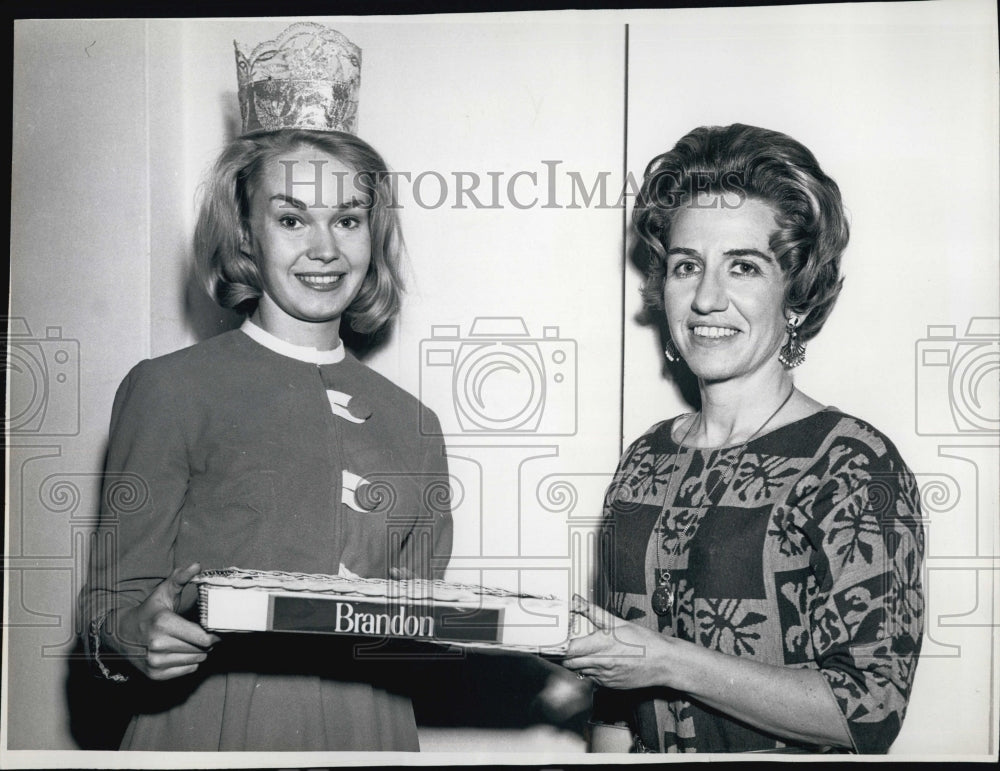 1962 Press Photo Cystic Fibrosis Convention Janice Vaughan Brandon cigarette - Historic Images