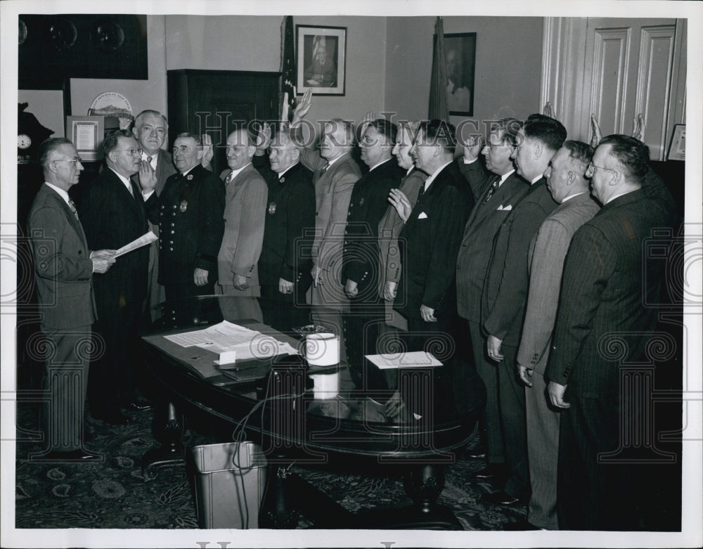 1951 Press Photo Mayor Hynes swears in Reg Coordinators - Historic Images