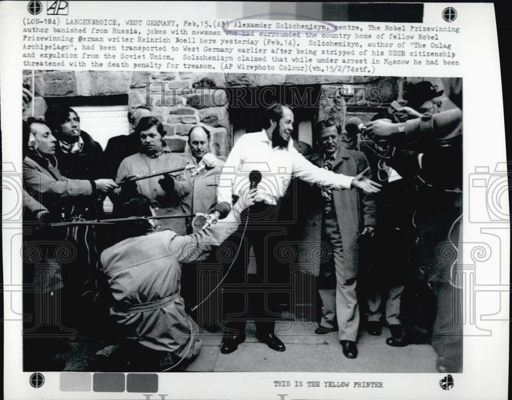1974 Press Photo Banished Russian Author Anexander Solzchenizyn Jokes With Newsm - Historic Images