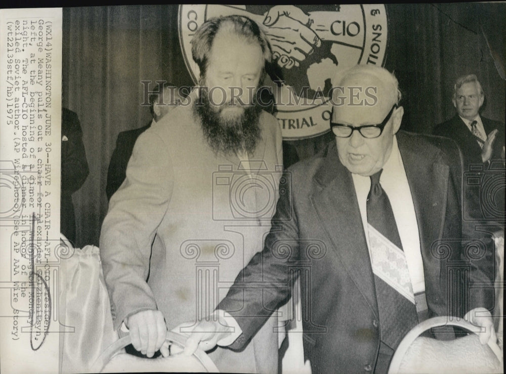 1975 Press Photo Exiled Russian author A Solzhenitsyn & family & George Meany - Historic Images