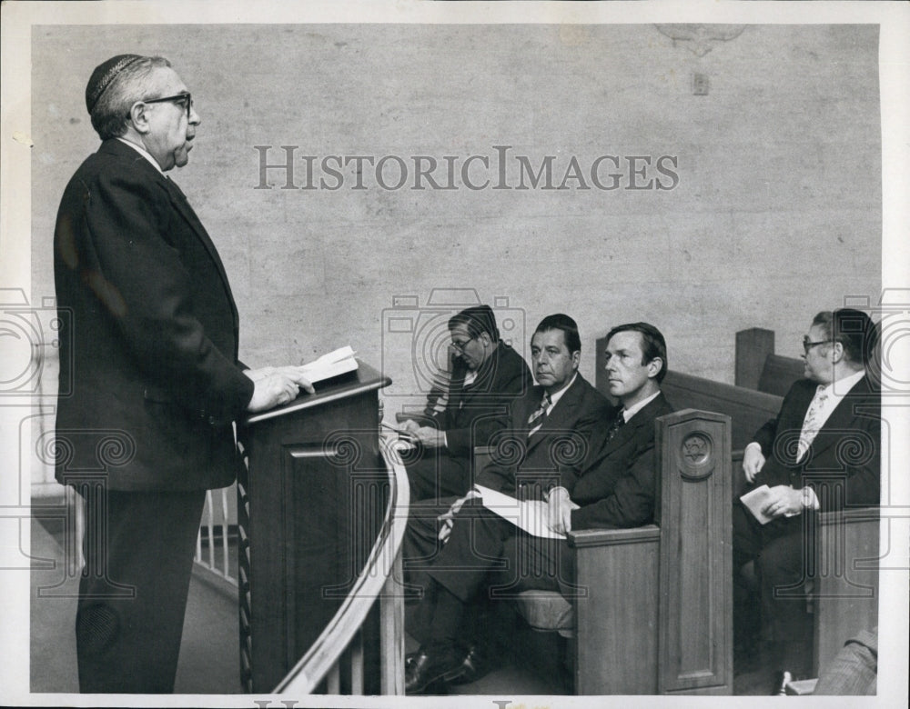 1972 Press Photo Rabbi Samuel I Korff holds service - Historic Images