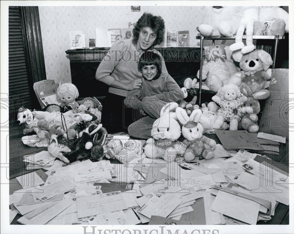 1985 Press Photo Sherri Ann &amp; mom Marie Kormony and get well gifts - Historic Images