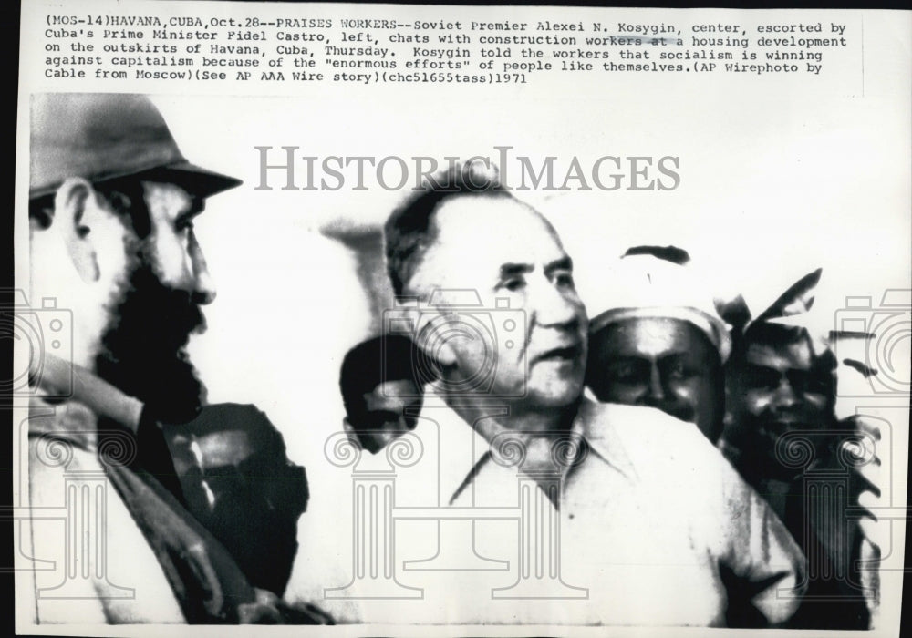 1971 Press Photo Alexei Kosygin(C) escorted by Fidel Castro(L) - Historic Images