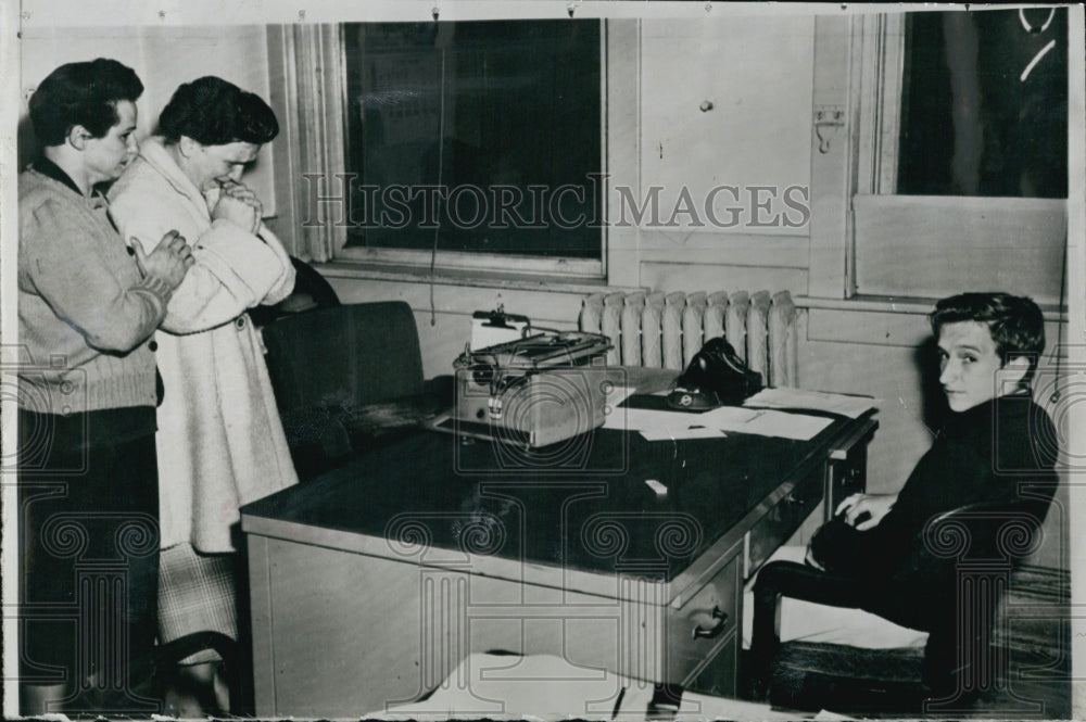 1957 Press Photo Adrien Konecki and mom as he he questioned about stabbing - Historic Images