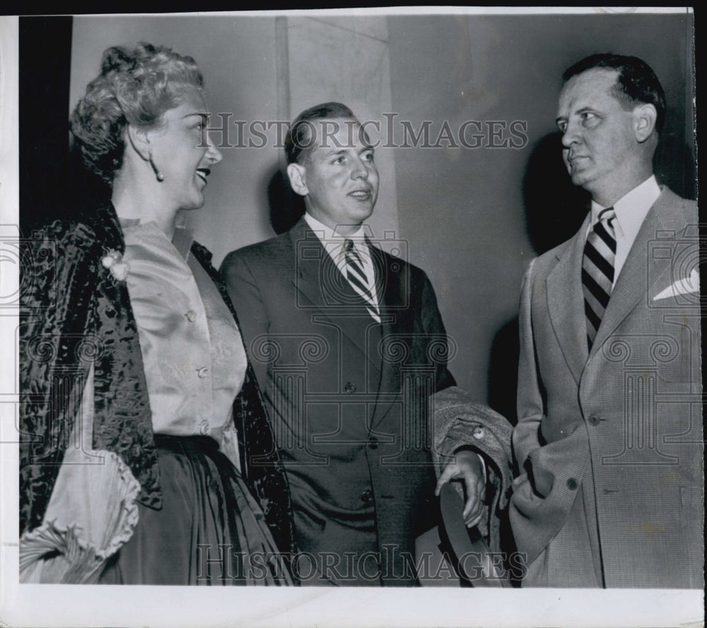 1952 Press Photo Mrs Olga Konow,VO of Amer. Viking Corp,atty F Flanagan&amp; R Kelly - Historic Images