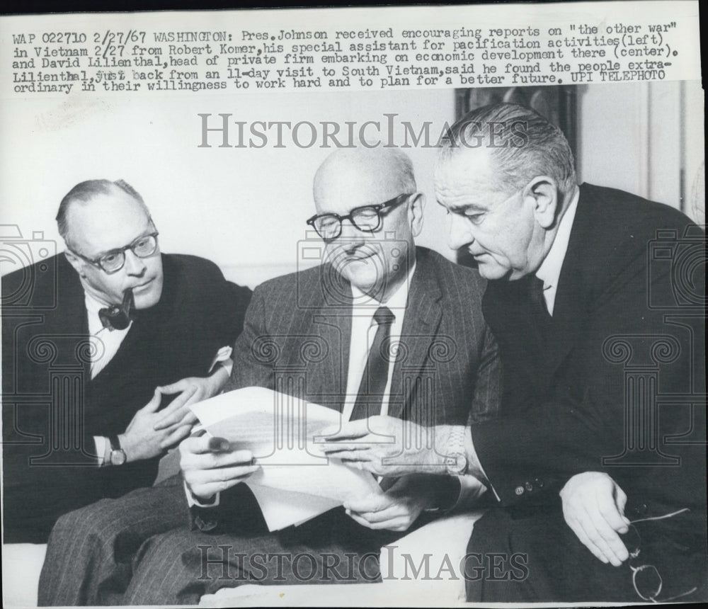 1967 Press Photo Pres.Johnson received encouraging reports on&quot;the on ther war&quot; - Historic Images