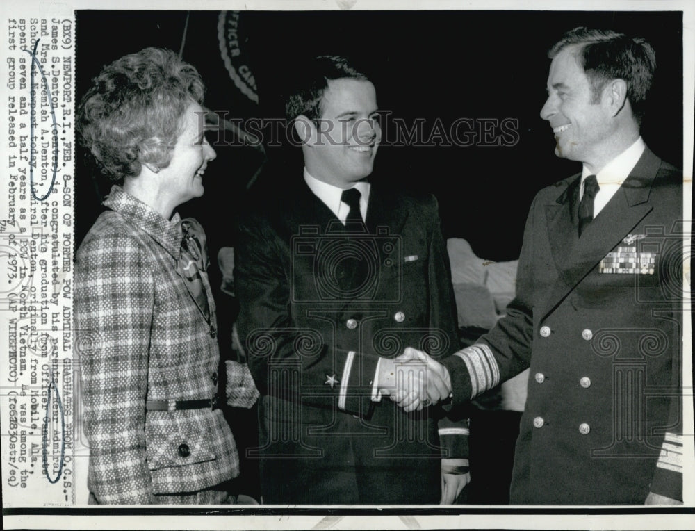 1974 Press Photo James Denton(C) congratulated by his parents - Historic Images