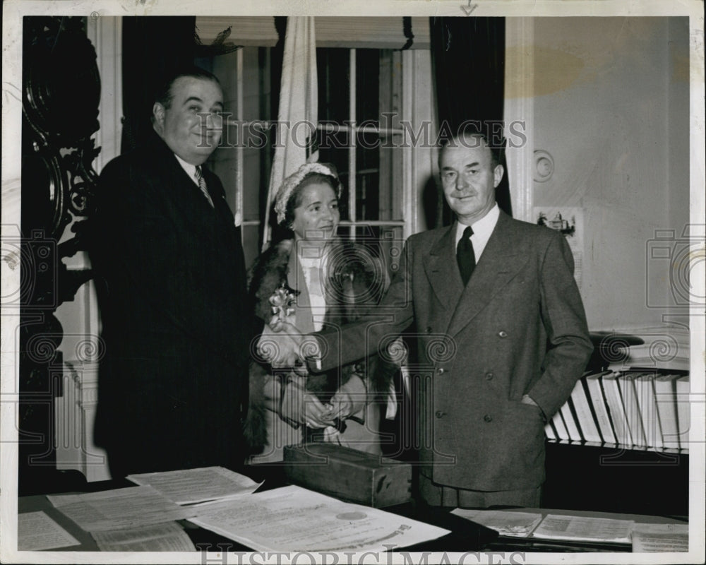 1951 Press Photo Gov Dewer,Mrs Derham &amp; Judge John Derham - Historic Images