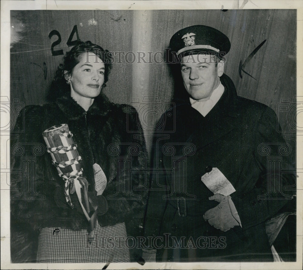 1943 Press Photo Mrs. Haskett Derby with her husband - Historic Images