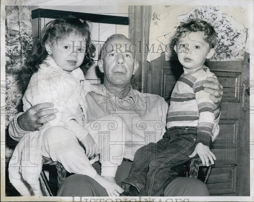 1957 Press Photo Mr F Gardner Denno and his children - Historic Images