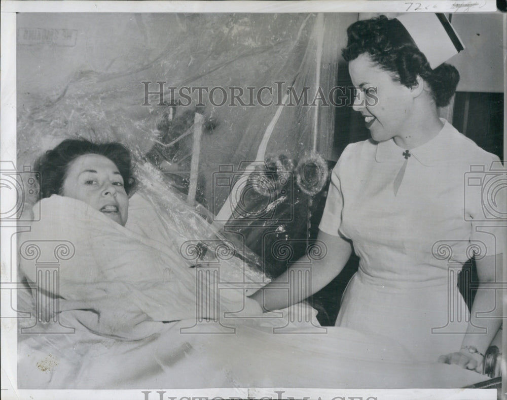 1957 Press Photo Mrs Elizabeth Denno and nurse - Historic Images