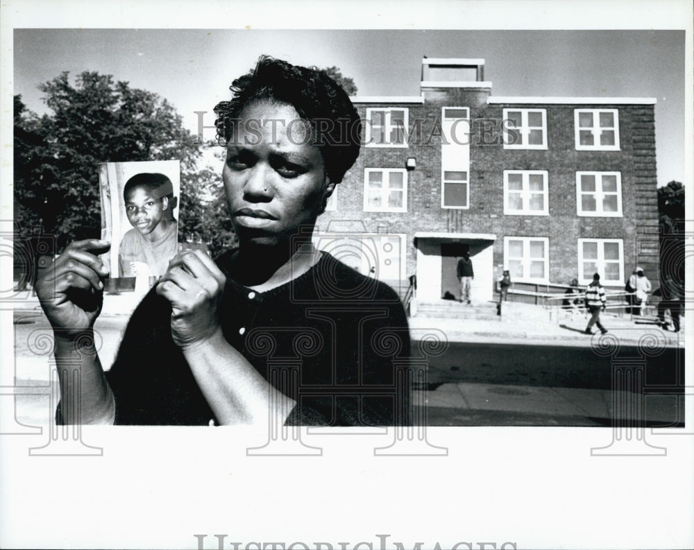 1993 Press Photo Diane Moses holds photo of late son Robert Jerome Moses - Historic Images