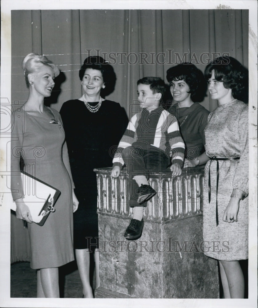 1964 Press Photo Charlotte Barker, models Bonnie O&#39;Hearn, Keith McGowen - Historic Images