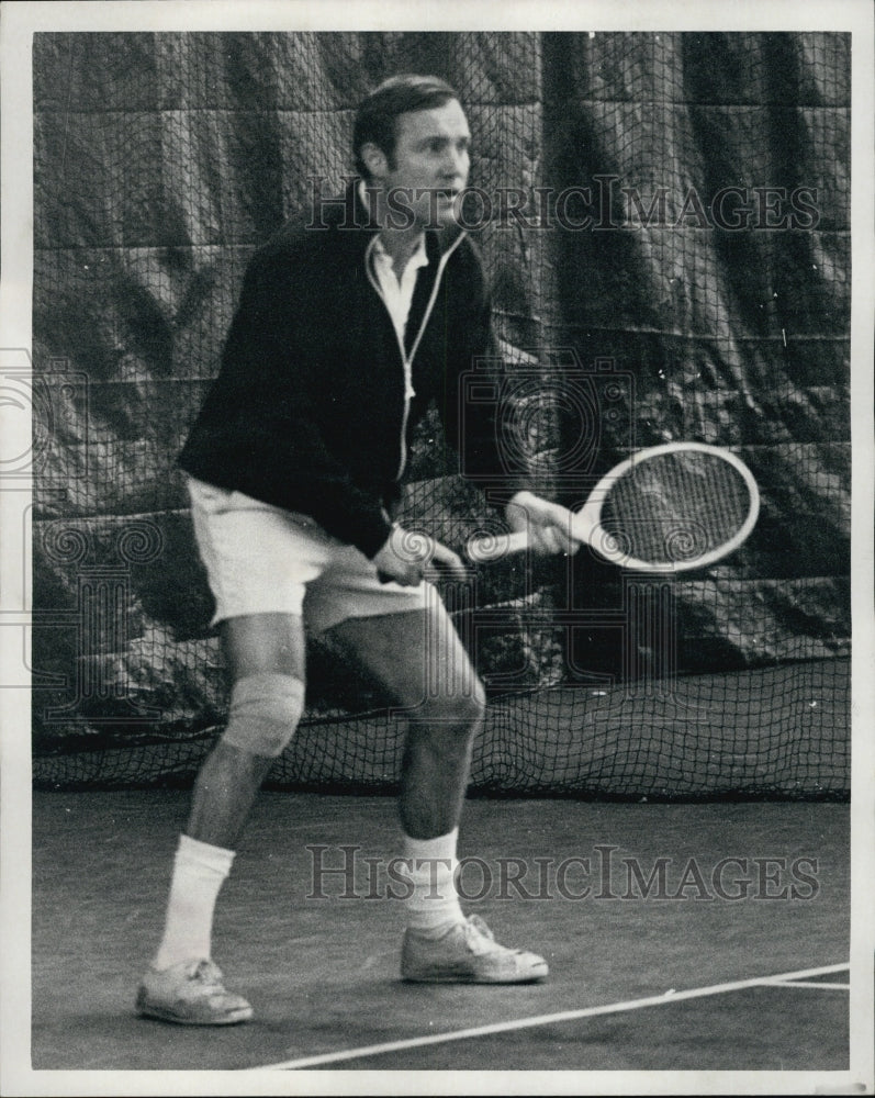 1977 Press Photo Sen.Ronald Mackenzie playing tennis - Historic Images