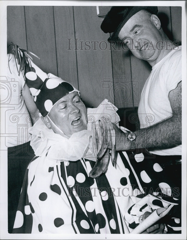 1967 Press Photo Reporter Daniel McLaughlin Gets In Costume For Circus Story - Historic Images