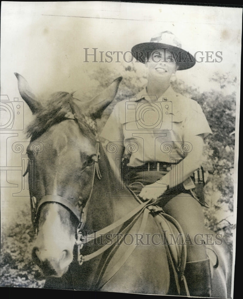 1975 Press Photo Gillian McLaughlin Chicago Policewoman Rides Linko - Historic Images