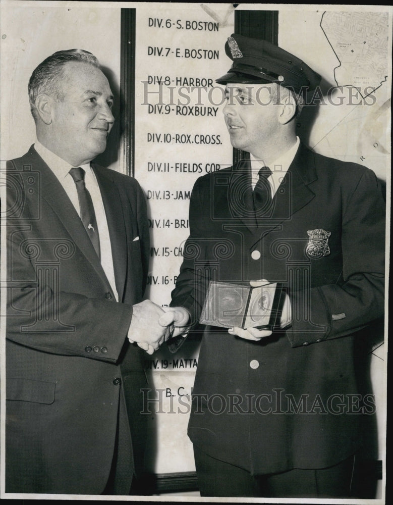 1960 Press Photo Harry Henry congratulates by com. Leo Sullivan - Historic Images