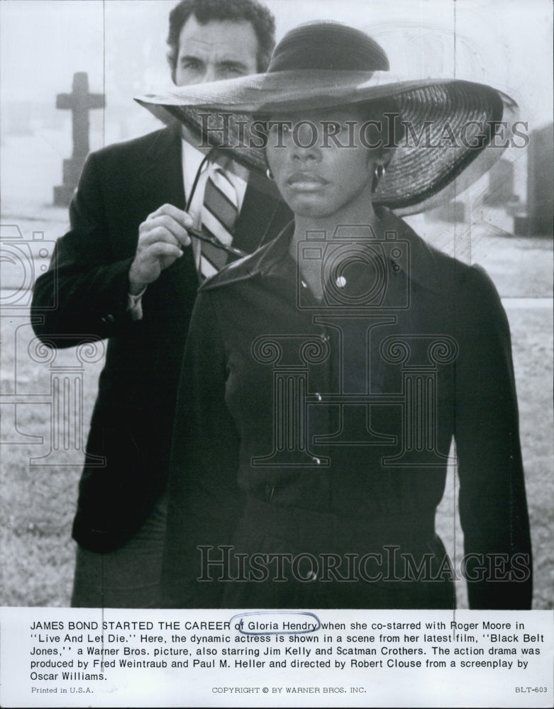 1974 Press Photo Roger Moore &amp; Gloria Hendry star in &quot;Live and Let Die&quot; - Historic Images